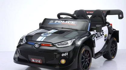 سيارة شرطة كهربائية للأطفال مع تحكم أبوي 2.4GHz – أضواء LED وصفارة – بطارية 12V – سرعة 3 كم/س – حتى 25 كجم