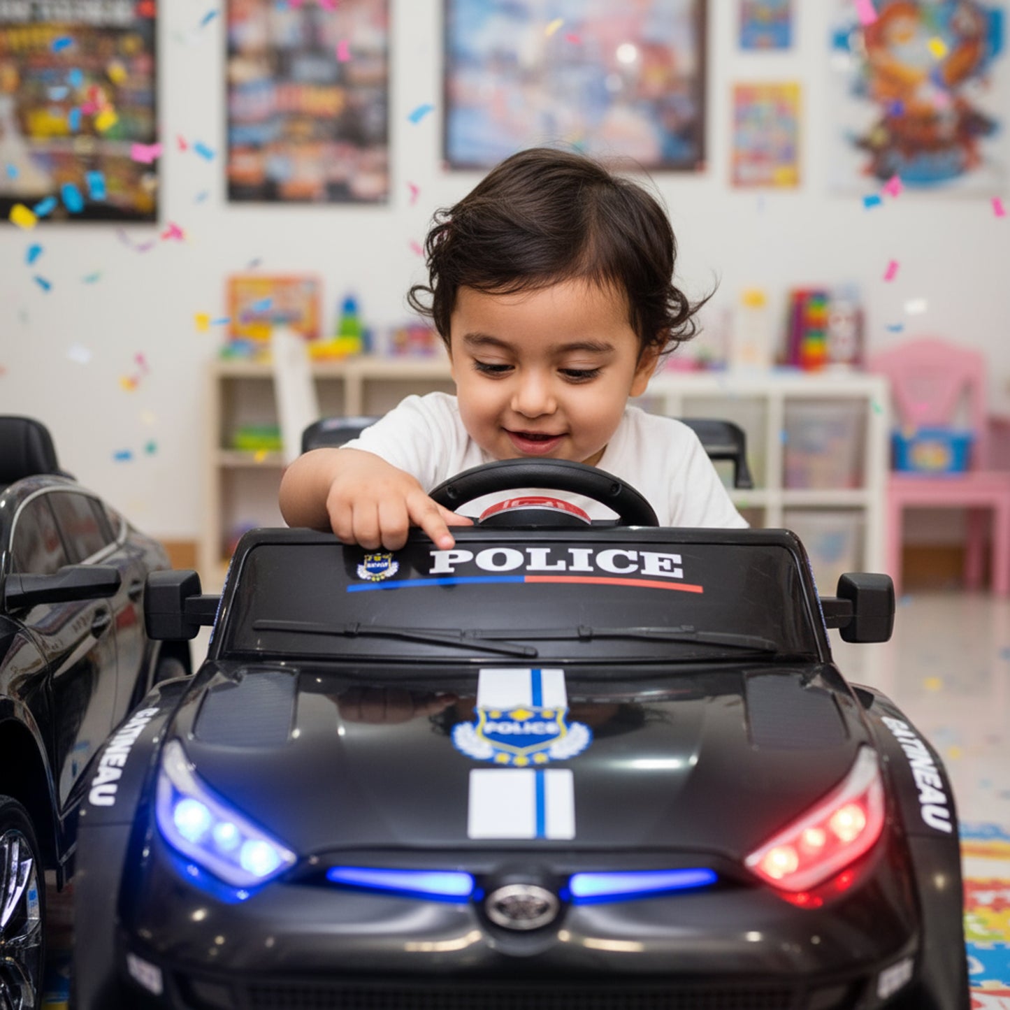 سيارة شرطة كهربائية للأطفال مع تحكم أبوي 2.4GHz – أضواء LED وصفارة – بطارية 12V – سرعة 3 كم/س – حتى 25 كجم