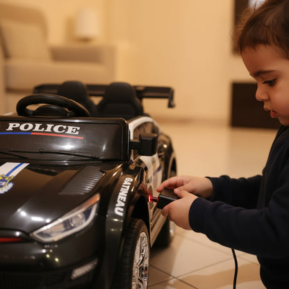 سيارة شرطة كهربائية للأطفال مع تحكم أبوي 2.4GHz – أضواء LED وصفارة – بطارية 12V – سرعة 3 كم/س – حتى 25 كجم